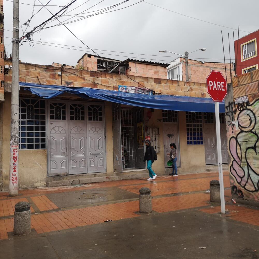 Crimen en vía pública de San Pedro, en Suba La madrugada de ayer un hombre de 29 años fue asesinado en vía pública del barrio San Pedro, en la localidad de Suba, en hechos que aún son materia de investigación y de cuyos móviles las autoridades aún no tienen claridad.