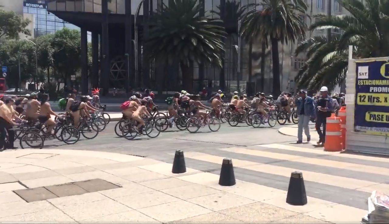 Ciclistas Desnudos Llenaron Las Calles De Ciudad De M Xico Noticias De Bogot Y Cundinamarca