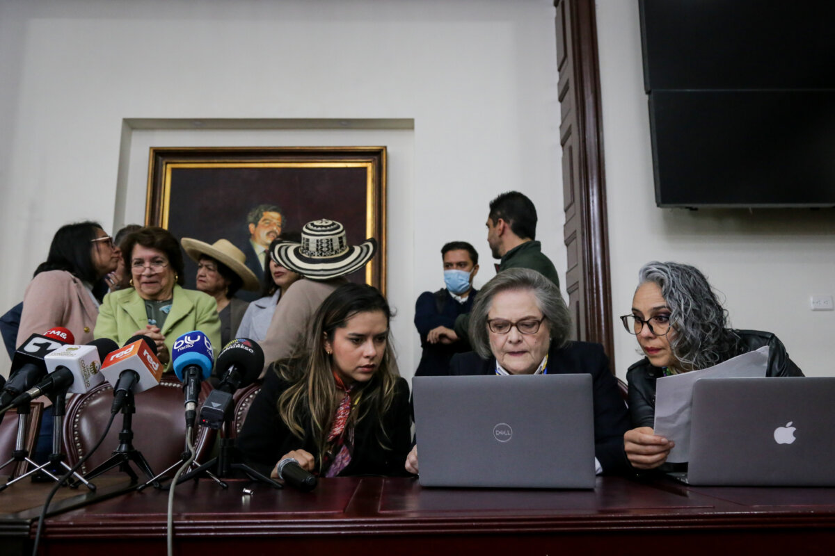 Duras críticas a Clara López por llamar sirvienta a Marelbys Meza La senadora del Pacto Histórico Clara López ha generado malestar en redes sociales debido a que, en medio de un debate en un medio de comunicación, aseguró que las interceptaciones ilegales a Marelbys Meza, a quien calificó de "sirvienta”, no se comparaban a las que hicieron hace unos años el DAS.