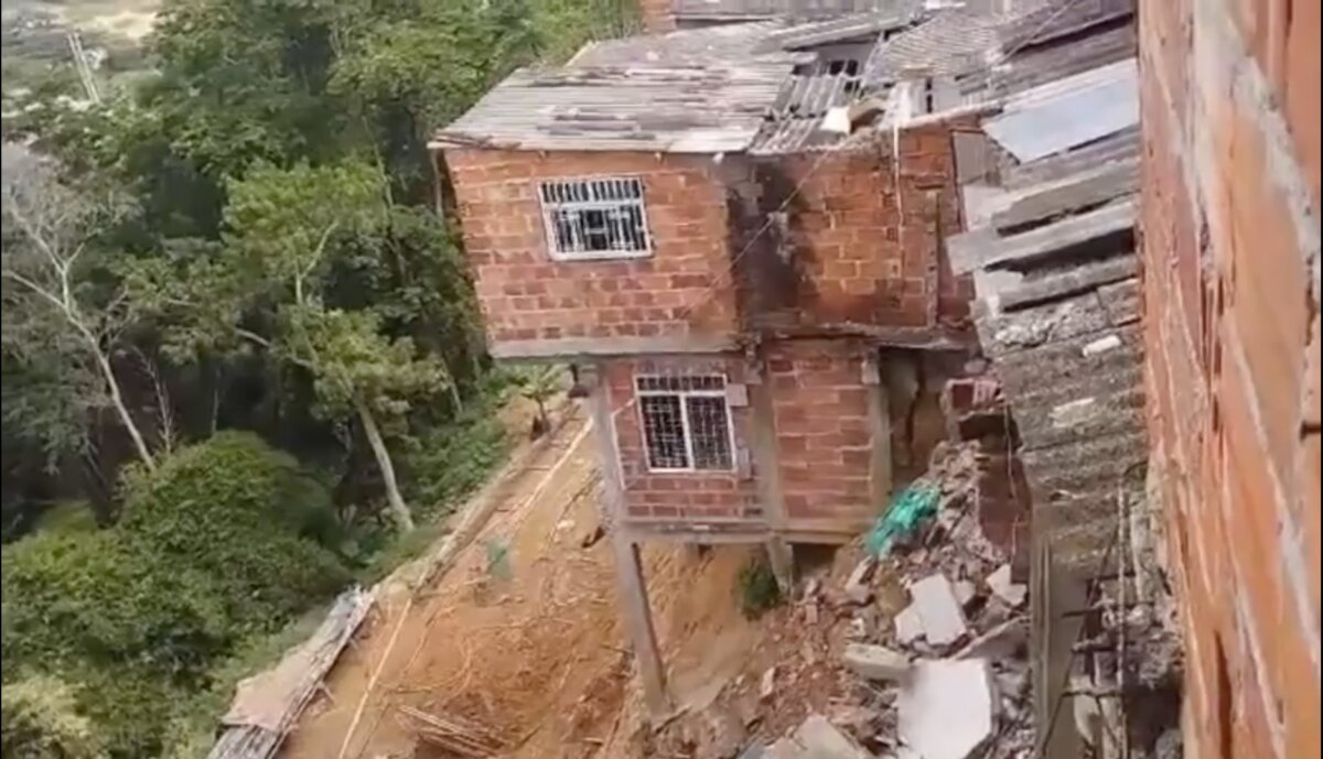 EN VIDEO: Impactante momento en el que se desplomaron 4 casas en Bucaramanga Los habitantes del barrio Cordoncillo II en Bucaramanga (Santander), vivieron un momento de pánico por cuenta del derrumbe de 4 casas debido a que la tierra en la que fueron construidas, perdió su firmeza por culpa de la erosión generada por la humedad que se presenta en la zona.