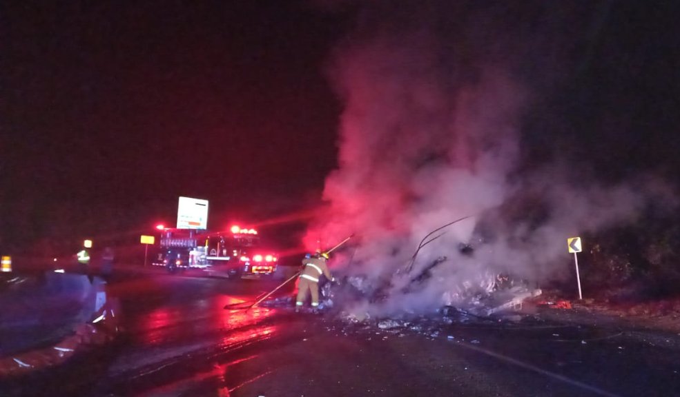 Grave incendio vehicular en la vía Girardot- Bogotá La madrugada de este jueves se presentó un grave incendio vehicular en la vía Panamericana, sentido Girardot- Bogotá.