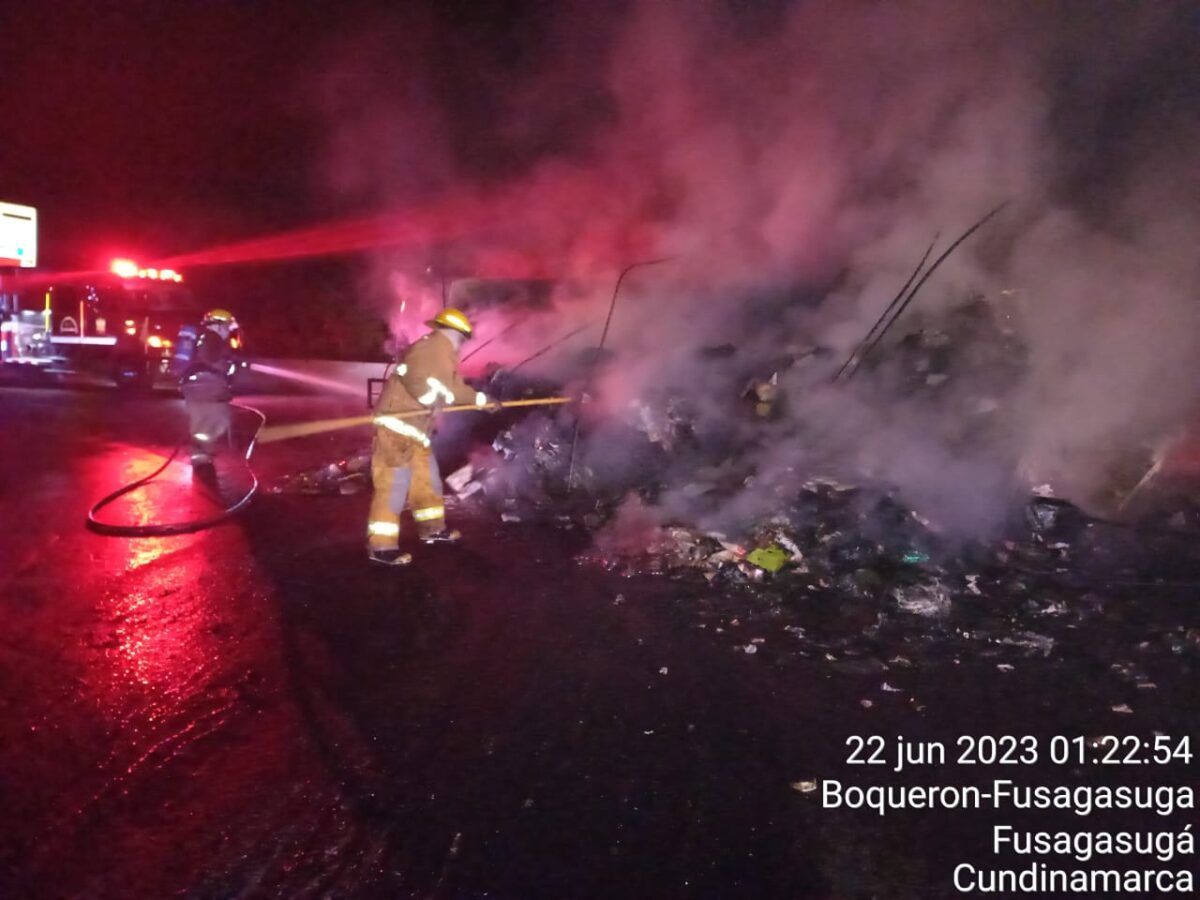 Grave incendio vehicular en la vía Girardot- Bogotá La madrugada de este jueves se presentó un grave incendio vehicular en la vía Panamericana, sentido Girardot- Bogotá.