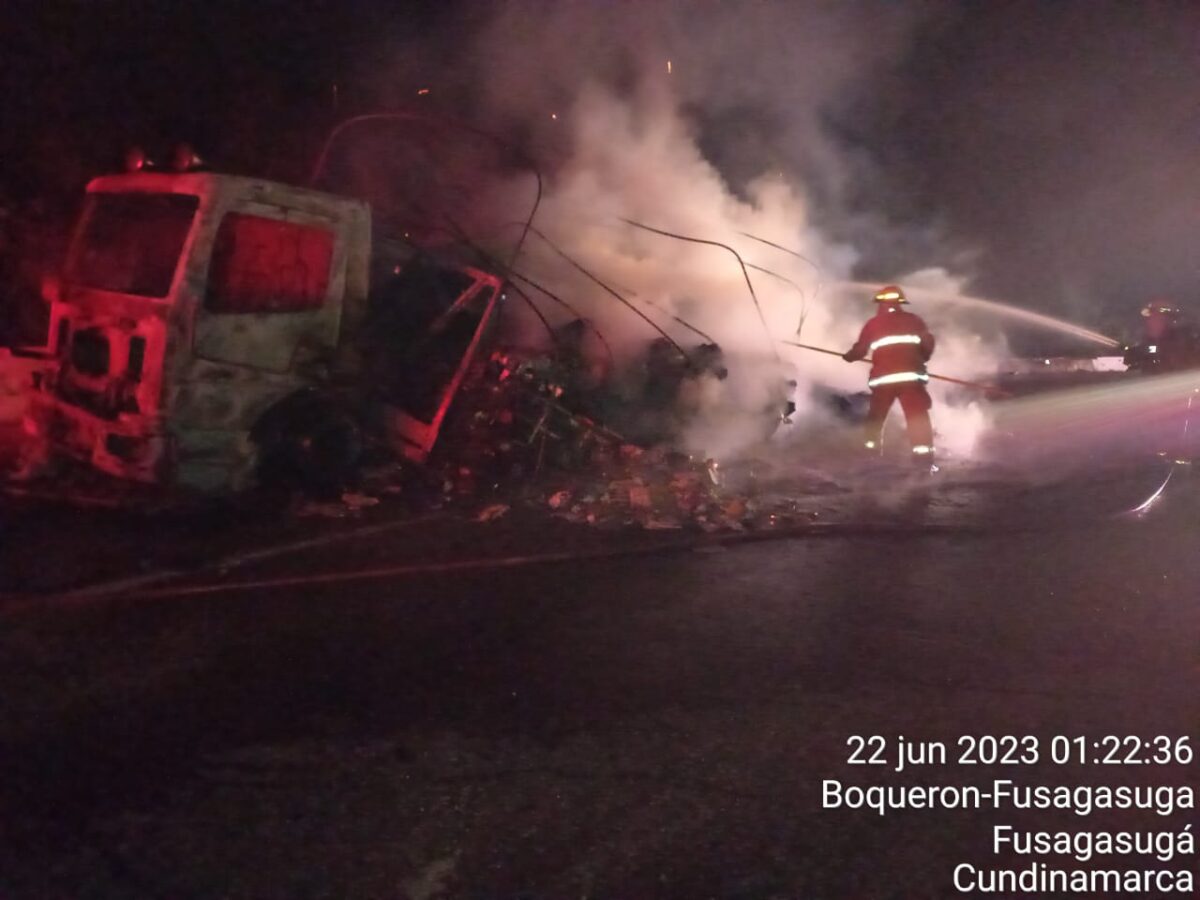 Grave incendio vehicular en la vía Girardot- Bogotá La madrugada de este jueves se presentó un grave incendio vehicular en la vía Panamericana, sentido Girardot- Bogotá.