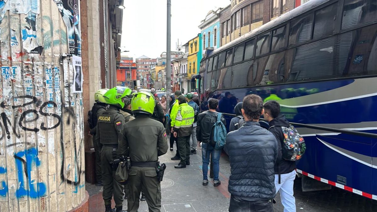 Megaoperativo anticontrabando en San Victorino Durante la madrugada de este jueves, se llevó a cabo un gran operativo de la Policía Fiscal y Aduanera en las bodegas de San Victorino, donde al parecer se almacenaba mercancía de contrabando. Este operativo tomó por sorpresa a los comerciantes del sector, quienes indicaron que se están llevando la mercancía sin que los dueños se encuentren presentes.