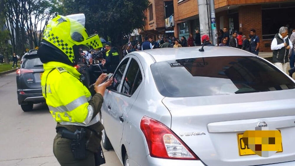 Póngale cuidado al pico y placa para hoy La medida del Pico y placa aplica de lunes a viernes entre las 6:00 a.m. hasta las 9:00 p.m., de acuerdo al último dígito de la placa de su vehículo. Los sábados y domingos no aplica la restricción.