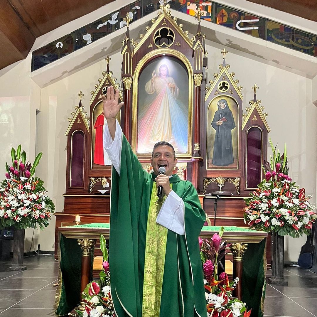 ¡Vuelve y juega! Ladrones se volvieron a meter a la iglesia del padre 'Chucho' La iglesia del reconocido padre 'Chucho' habría sido blanco de los delincuentes por segunda vez. Pille los detalles del robo.