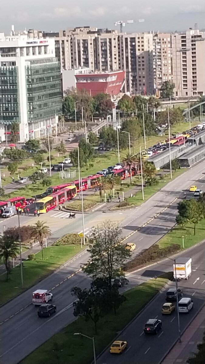 Caos en la movilidad por accidente entre bus de TransMilenio y peatón en la calle 26 Accidente entre bus de TransMilenio y peatón colapsa la movilidad en la calle 26 con Av. Rojas.
