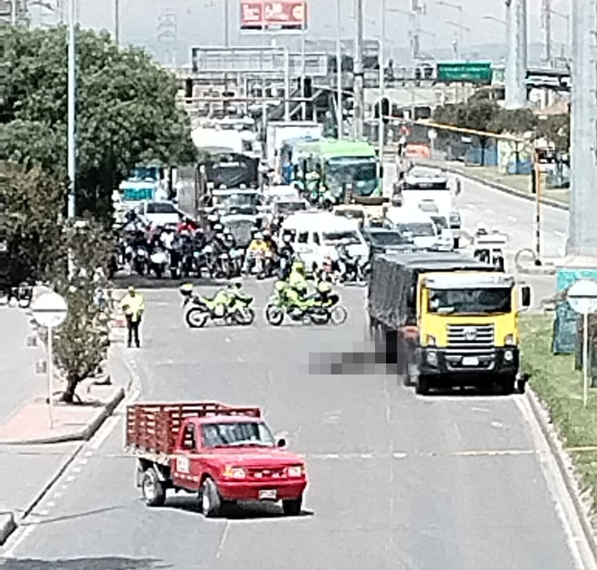 ÚLTIMA HORA: Motociclista murió tras ser arrollado por un tractocamión en Ciudad Bolívar Un motociclista falleció tras ser arrollado por un tractocamión en Ciudad Bolívar.