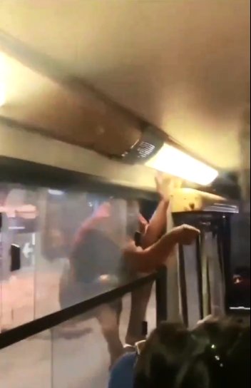EN VIDEO: Hombre se trepó a la ventana de un bus en movimiento al ver a su pareja con otro hombre Un hombre descendió de su motocicleta y se lanzó velozmente hacia el transporte público. El hecho quedó registrado en video.