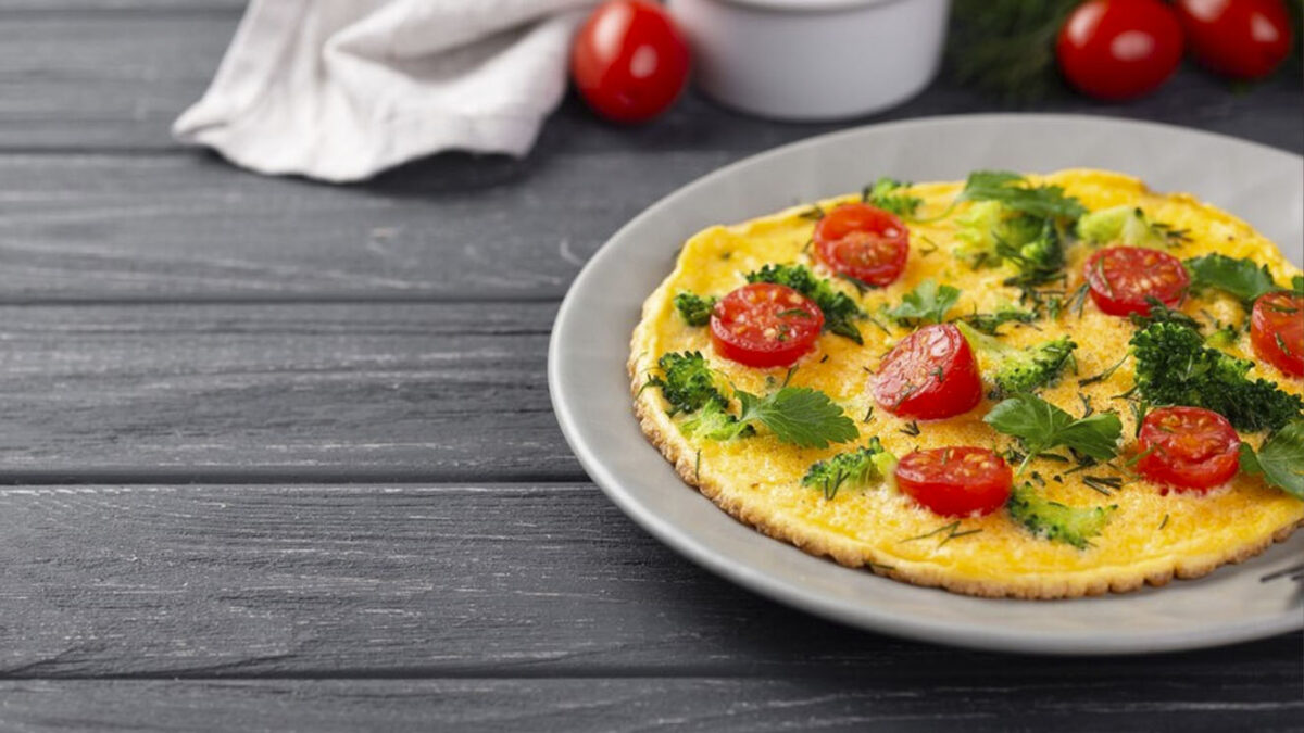 Prepárase un omelette con todos los poderes En la búsqueda de opciones de desayuno creativas y saludables, la pizza de huevo emerge como una alternativa sabrosa y nutritiva.
