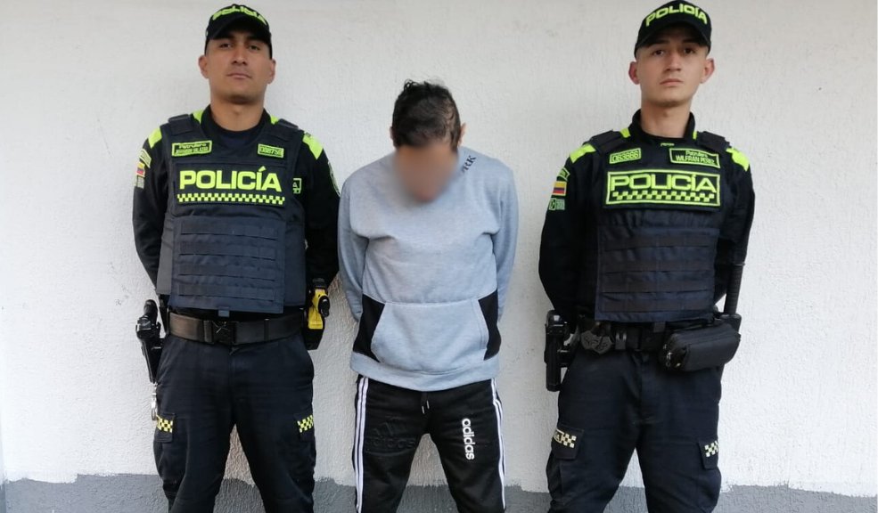 Capturan en TransMilenio a hombre con circular roja de Interpol por tráfico de estupefacientes El sujeto es solicitado por Interpol en Perú por el delito de tráfico ilícito de drogas.