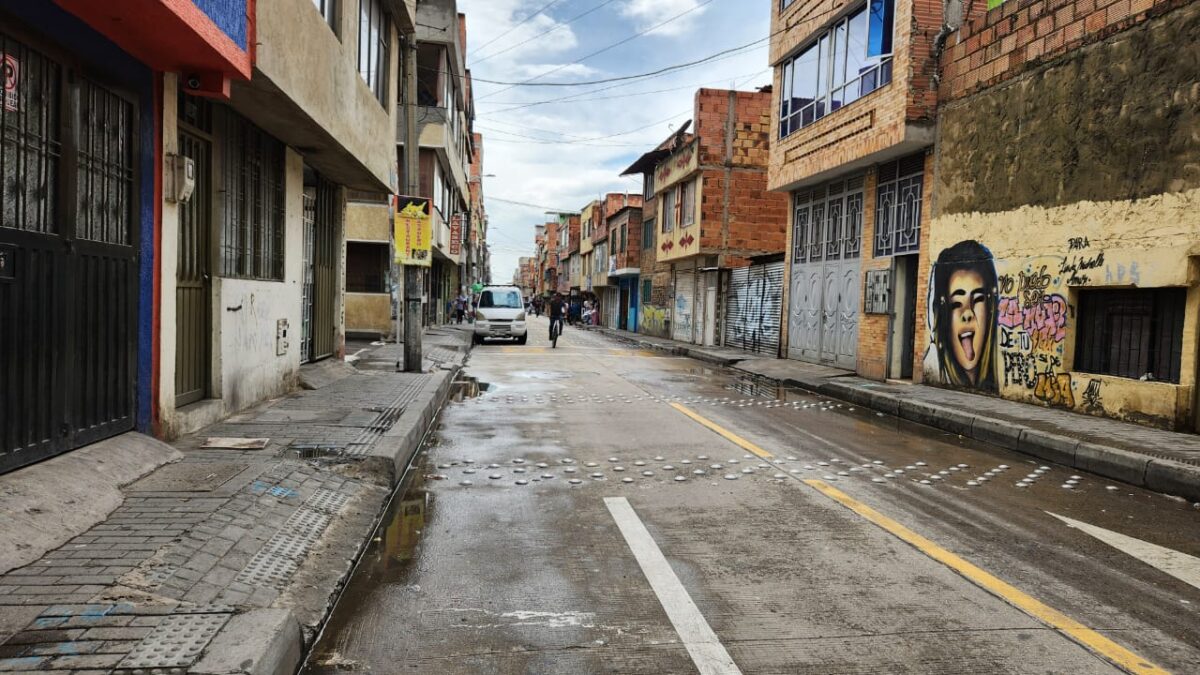 Élver, el joven vigilante que fue asesinado en Kennedy Con las últimas fuerzas que le quedaban, Élver Esquivel González caminaba agonizante por la calle 40 sur con carrera 86D bis en busca de ayuda tras recibir varias puñaladas, segundos antes de perder la vida en la madrugada de ayer.