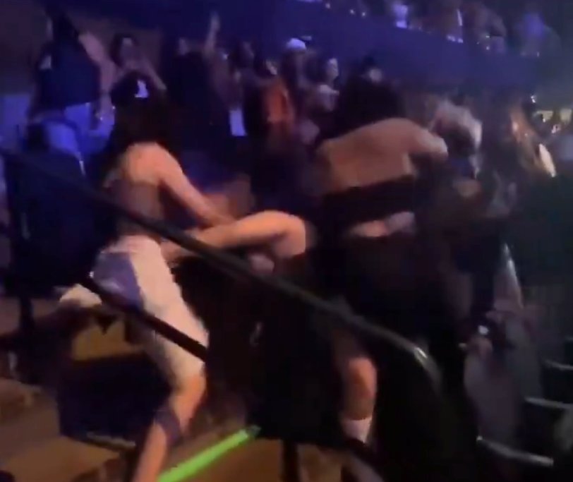 Brutal pelea de mujeres en concierto de Bad Bunny El incidente que se hizo viral en redes sociales ocurrió durante un show en Dallas, Texas, a propósito de su gira por Estados Unidos.