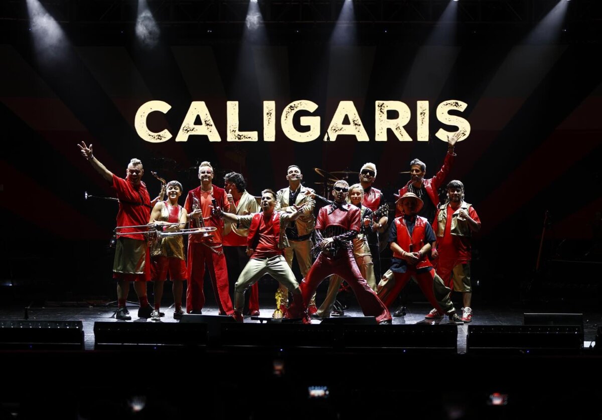 Los Caligaris regresan a Bogotá para celebrar sus premios con sus fieles seguidores La banda argentina Los Caligaris se presentarán este sábado en el Movistar Arena de Bogotá, en el marco de su gira 'Premios Caligaris', el Barrio de Gala'. Q'HUBO habló con dos de sus integrantes.