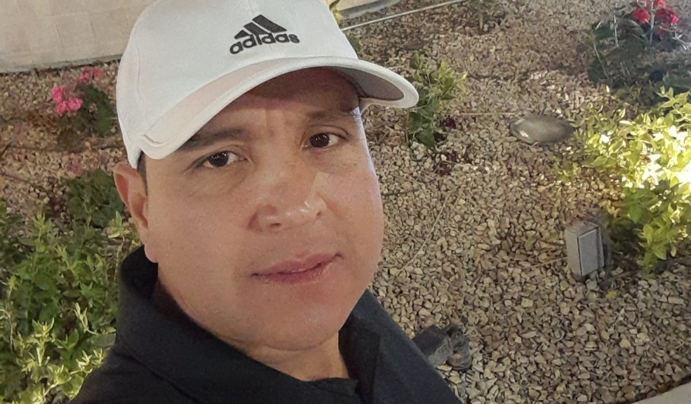 Colombiano fue hallado muerto dentro del carro en el que vivía en EE. UU. Alexander, un colombiano que residía en Estados Unidos, murió en extrañas condiciones dentro de su carro. La familia pide ayuda para repatriar su cuerpo.