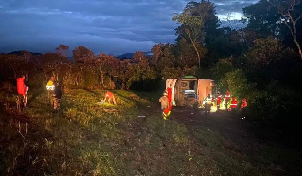 Cuatro muertos y 18 heridos en grave accidente en Boyacá Al menos cuatro fallecidos y 18 heridos provocó un accidente de un autobús de transporte público que recorría la ruta Bogotá-Bucaramanga, a la altura de Arcabuco (Boyacá).