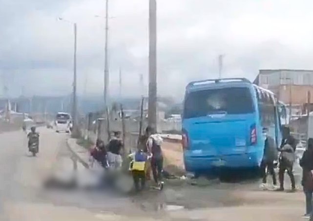Detalles de accidente en Soacha que casi le cuesta la vida a 4 estudiantes Cuatro estudiantes del Instituto de Educación Ricaurte, en el vecino municipio de Soacha (Cundinamarca), resultaron heridos luego de un aparatoso accidente de tránsito ocurrido en la tarde de ayer.