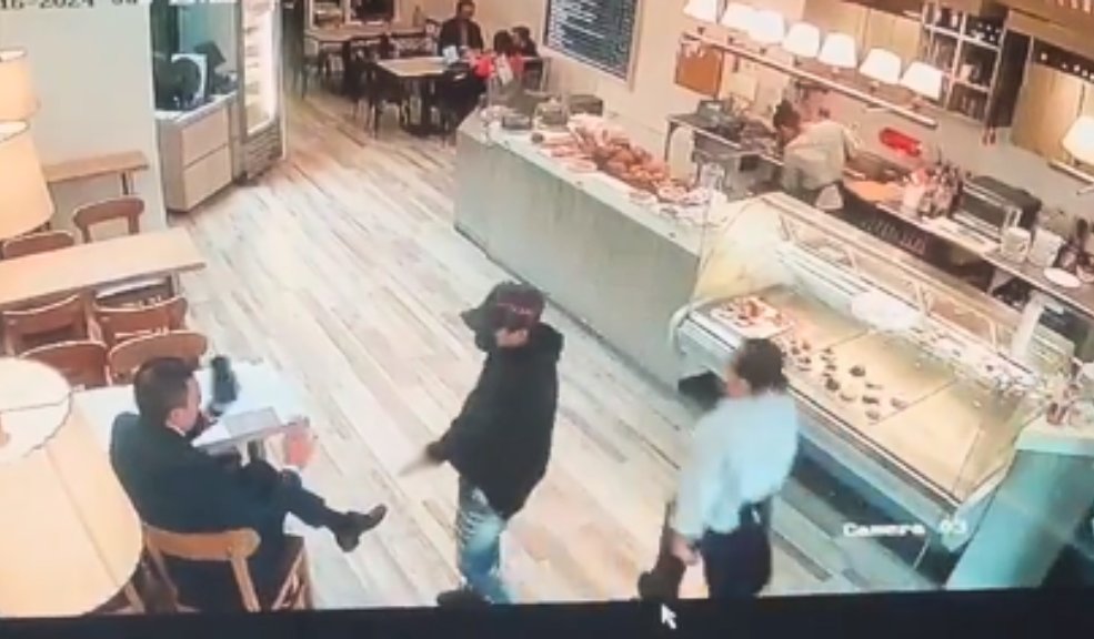 EN VIDEO: Delincuente armado atracó a un hombre en restaurante del norte de Bogotá En video quedó registrado cómo un delincuente con arma de fuego amenaza a un comensal y le roba sus pertenencias. Los hechos ocurrieron en un establecimiento del norte de Bogotá.
