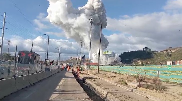 EN VIDEO: Explotó fábrica de pirotecnia El Vaquero, en Soacha En la tarde de este miercoles, se registró una explosión en la fábrica de polvorería, El Vaquero, la cual esta ubicada en Soacha. Al parecer, se presentan heridos.