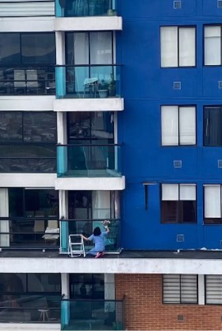 EN VIDEO: Mujer limpió ventanas de un piso 23 sin ninguna protección La escena fue registrada en un apartamento del norte de Bogotá.