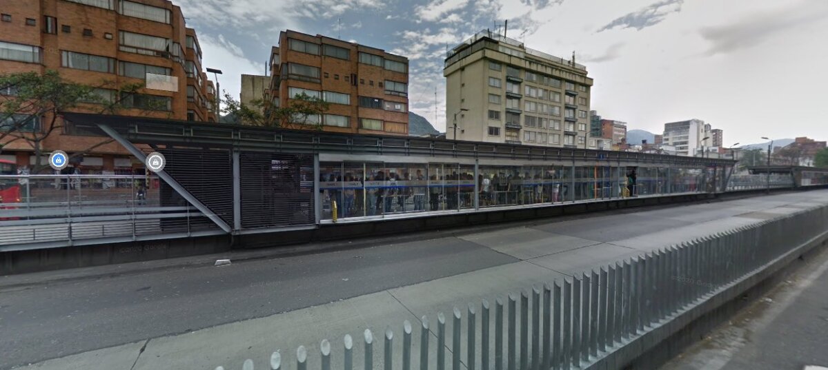 El Metro de Bogotá llega a Marly La construcción de la Primera Línea del Metro de Bogotá sigue avanzando y con ello vienen cambios en las dinámicas de la capital que, inevitablemente, cambiarán la forma de movilizarnos por Bogotá, especialmente por la Troncal Caracas. Por eso, el Distrito avanza en un completo plan de mitigación en movilidad para facilitarles la vida a los bogotanos, sobre todo a los que viven, trabajan o circulan por el sector de Marly (Chapinero), ya que la estación de Transmilenio, que lleva el mismo nombre, dejará de operar a partir del próximo 25 de mayo, le contamos por qué