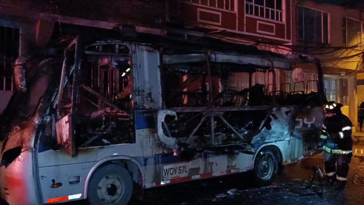 Grave incendio de un bus en Soacha: 6 casas se vieron afectadas El conductor del bus de servicio público asegura que unos delincuentes causaron las llamas. Los hechos ocurrieron en el sector de Llanos de Soacha.
