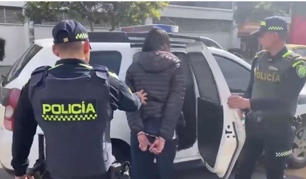 Mujer se disfrazaba de estudiante de enfermería para robar en TransMilenio: así la capturaron La Policía Metropolitana de Bogotá logró la captura en flagrancia de una mujer por el delito de hurto dentro de una estación de TransMilenio.