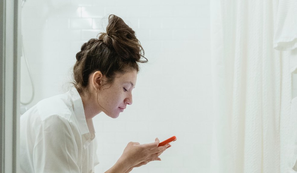 Por esta razón no debe usar el celular en el baño Usar el teléfono celular en el baño se ha vuelto un hábito. No obstante, muchos ignoran los riesgos que esta práctica representa para la salud.