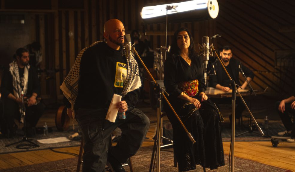 Residente y Amal Murkus le dan voz al pueblo palestino con 'Bajo los escombros' El rapero puertorriqueño Residente y la cantante Amal Murkus usan el poder de la música para darle voz al pueblo palestino en medio de la guerra.