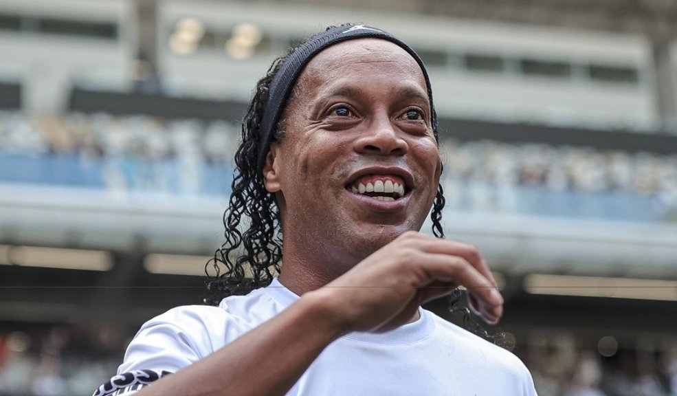 Ronaldinho se prepara para su llegada a Colombia, Blessd lo espera Blessd espera con los brazos abieros a la leyenda del fútbol mundial, Ronaldinho Gaucho: van a jugar un partido.
