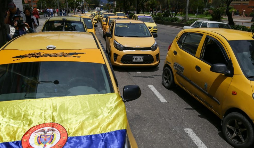 Sin contratiempos avanza el paro de taxistas a esta hora en Bogotá A pie o en sus vehículos decenas de taxistas se unieron a las manifestaciones en contra de las plataformas de transporte y la poca acción del gobierno, según ellos, para hacer frente a esa situación.