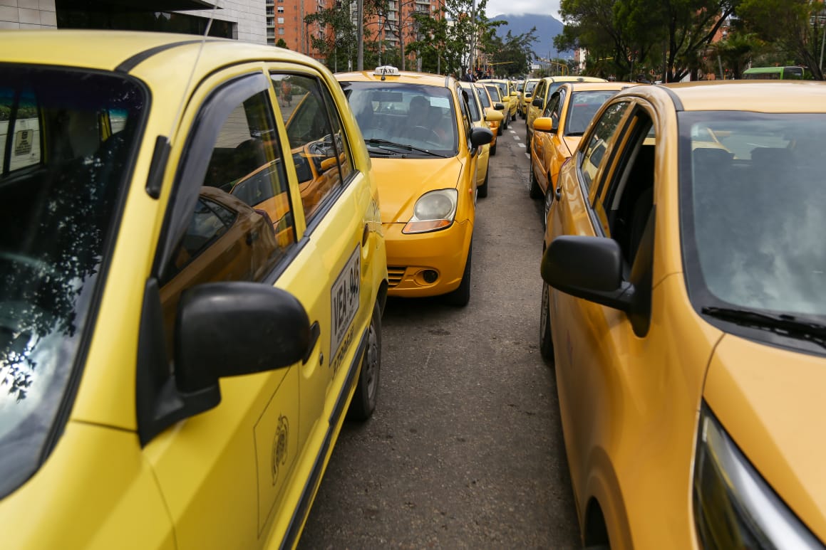 Sin contratiempos avanza el paro de taxistas a esta hora en Bogotá A pie o en sus vehículos decenas de taxistas se unieron a las manifestaciones en contra de las plataformas de transporte y la poca acción del gobierno, según ellos, para hacer frente a esa situación.