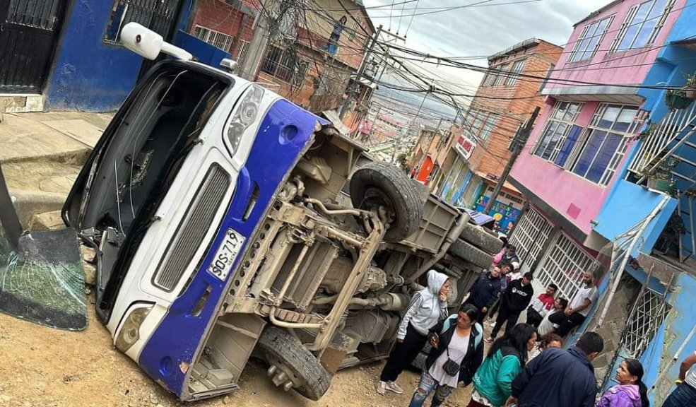 Tragedia en Soacha: bus se volcó y dejó varios heridos En la mañana de este lunes se registró un grave accidente de tránsito en el vecino municipio de Soacha. Allí, un bus se volcó al intentar subir una vía.