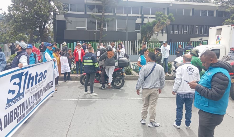 A esta hora manifestantes bloquean la calle 26 Se ha visto afectada la movilidad hacia el aeropuerto El Dorado.