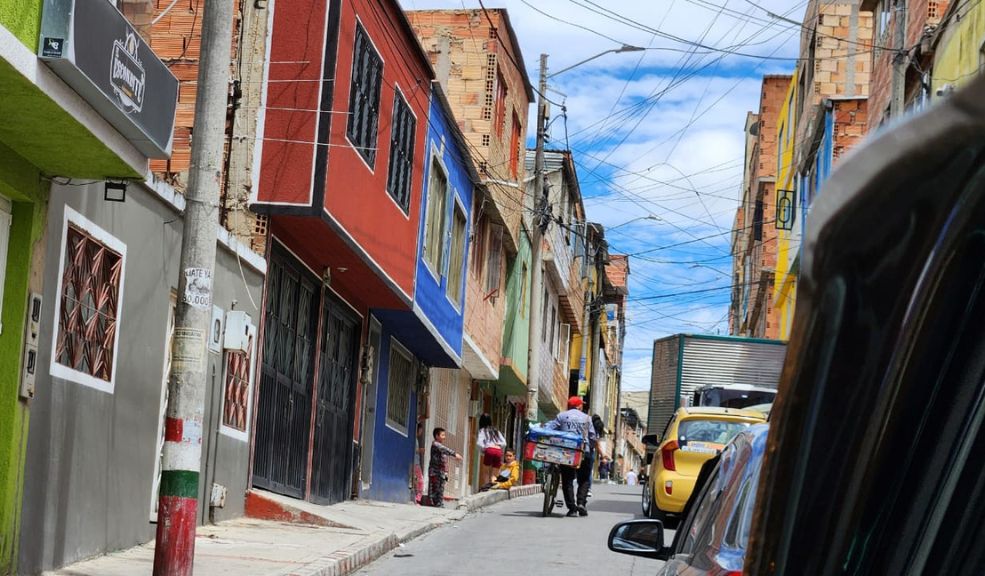 Asesinan a joven frente a su casa en Ciudad Bolívar Brayan Stiven Martín Moreno se encontraba caminando con uno de sus amigos cuando fue atacado a bala frente a su casa, ubicada en la parte alta de Ciudad Bolívar.