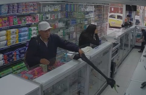EN VIDEO: Ladrón usó brazo mecánico para robarse un celular en una droguería El robo quedó registrado en la cámara de vigilancia del establecimiento. Vea el video aquí.
