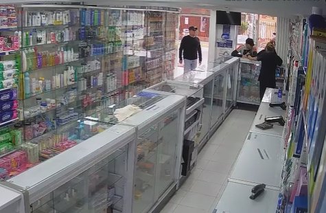 EN VIDEO: Ladrón usó brazo mecánico para robarse un celular en una droguería El robo quedó registrado en la cámara de vigilancia del establecimiento. Vea el video aquí.