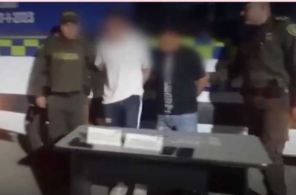 Agarran a sujetos que robaron a conductor de un camión repartidor de gaseosa Con ayuda del Halcón de la Policía lograron dar con el paradero de los delincuentes en Suba.