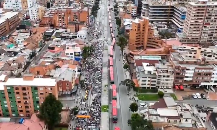 24 estaciones de TM cerradas por movilizaciones de profesores, una de ellas fue vandalizada TransMilenio informó que debido a las movilizaciones masivas de profesores, las troncales de la Caracas, Calle 26 , NQS y Carrera Décima, presentan complicaciones para prestar el servicio. Además, la estación de Centro Memoria fue vandalizada por encapuchados.