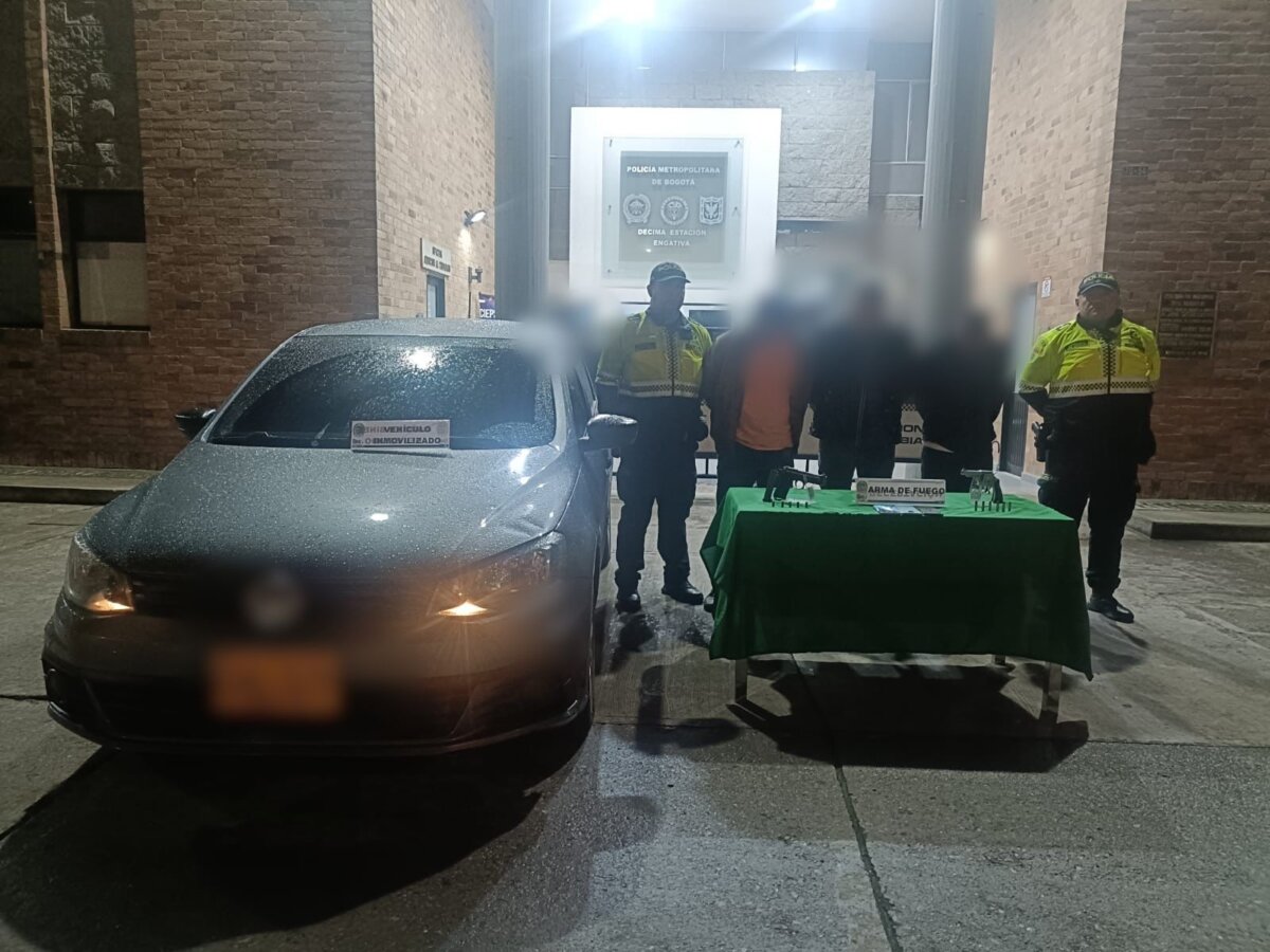 3 sujetos fueron capturados por porte de armas de fuego en Engativá En un operativo de seguridad, la Policía Metropolitana de Bogotá capturó a tres personas en el barrio Bonanza (Engativá), por delitos de tráfico, fabricación y porte de armas de fuego.