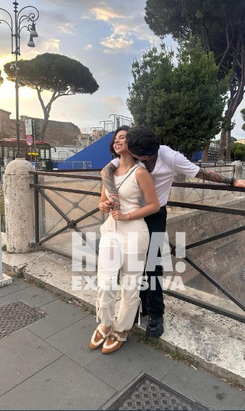 Ángela Aguilar y Christian Nodal confirman su relación con candente foto Salieron a la luz nuevas fotos que dejan en evidencia el creciente amor entre Aguilar y Nodal.