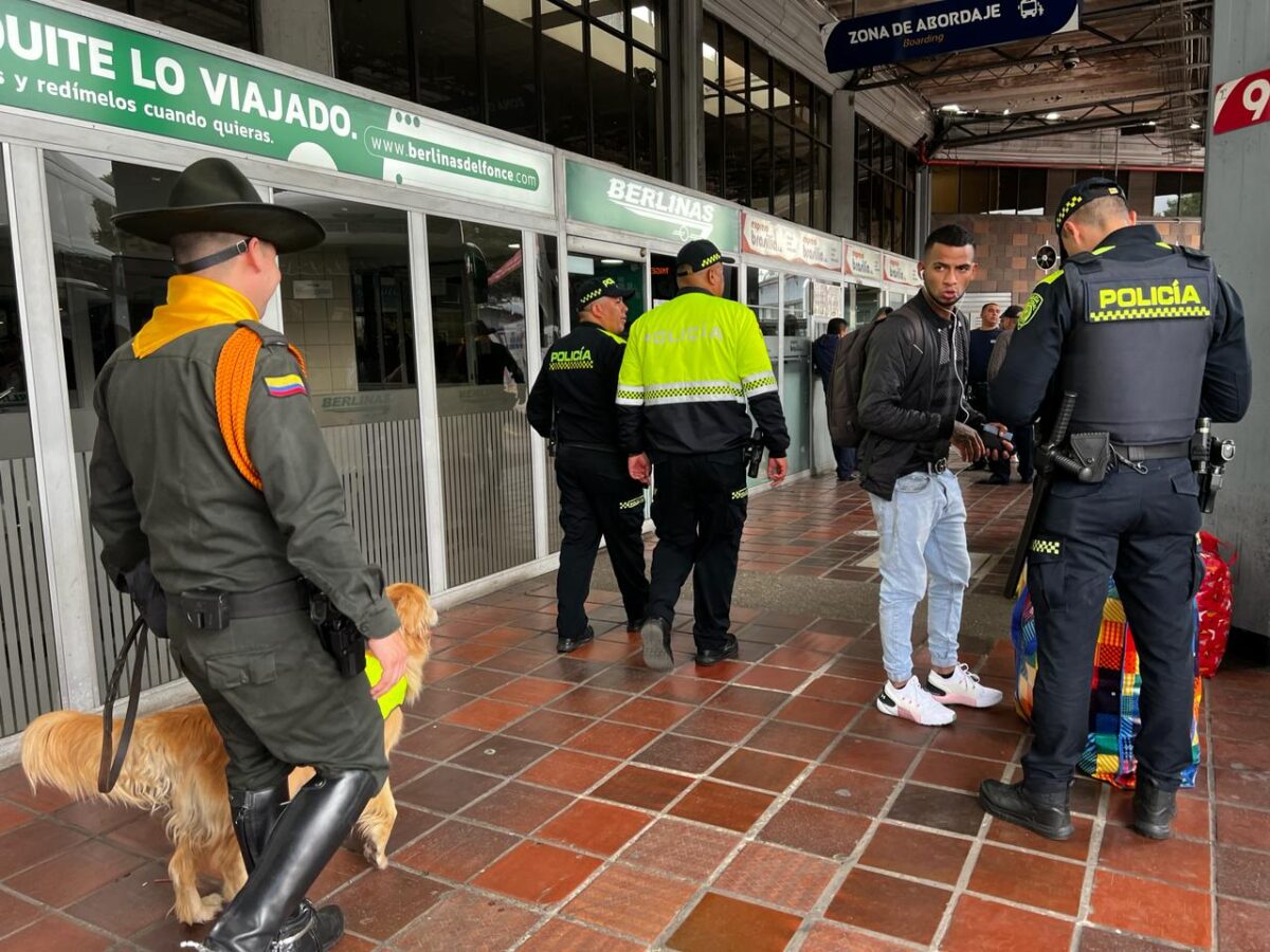 Así va a funcionar el plan 'Vacaciones seguras' de la Policía La Policía Metropolitana de Bogotá lanzó este viernes el plan 'Vacaciones seguras', con el que busca garantizar la seguridad de los bogotanos y turistas durante esta temporada de mitad de año. Les contamos de qué se trata.