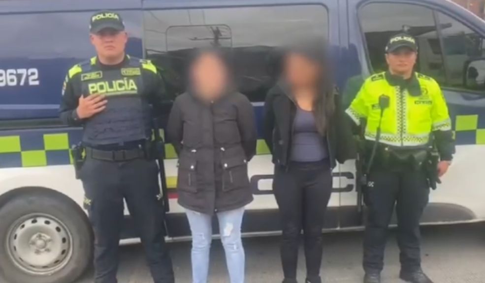 Autoridades capturaron a 2 mujeres que robaban en TransMilenio En el marco de la Operación Bogotá, las autoridades lograron la captura en flagrancia de dos mujeres por el delito de hurto en TransMilenio.