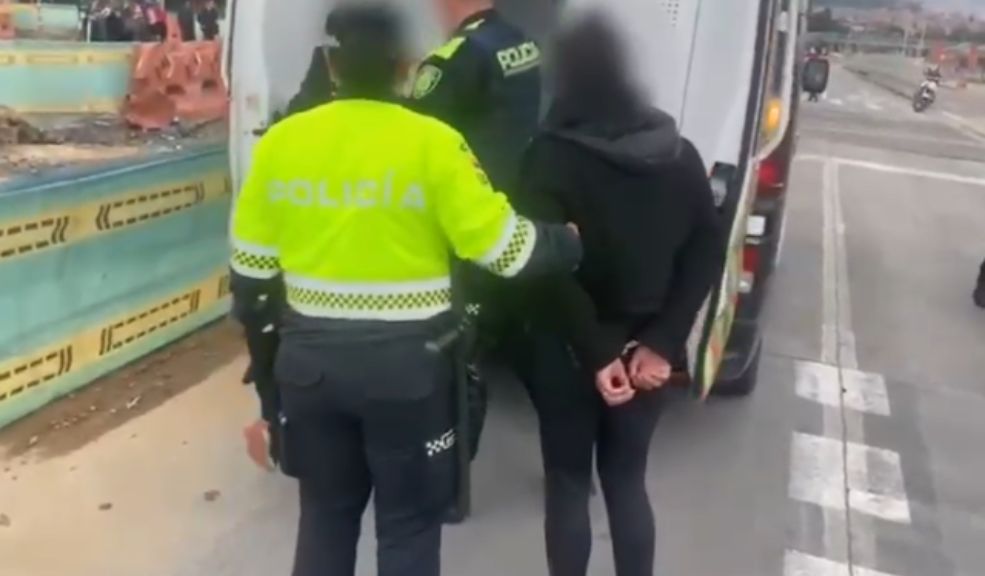 Autoridades capturaron a 2 mujeres que robaban en TransMilenio En el marco de la Operación Bogotá, las autoridades lograron la captura en flagrancia de dos mujeres por el delito de hurto en TransMilenio.