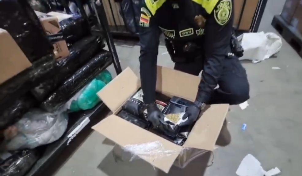 Autoridades incautan 19 kilos de marihuana en el aeropuerto El Dorado En un golpe contundente contra el narcotráfico, la Policía de Bogotá incautó 19 kilogramos de marihuana en el Aeropuerto Internacional El Dorado, en el marco de la Operación Bogotá.