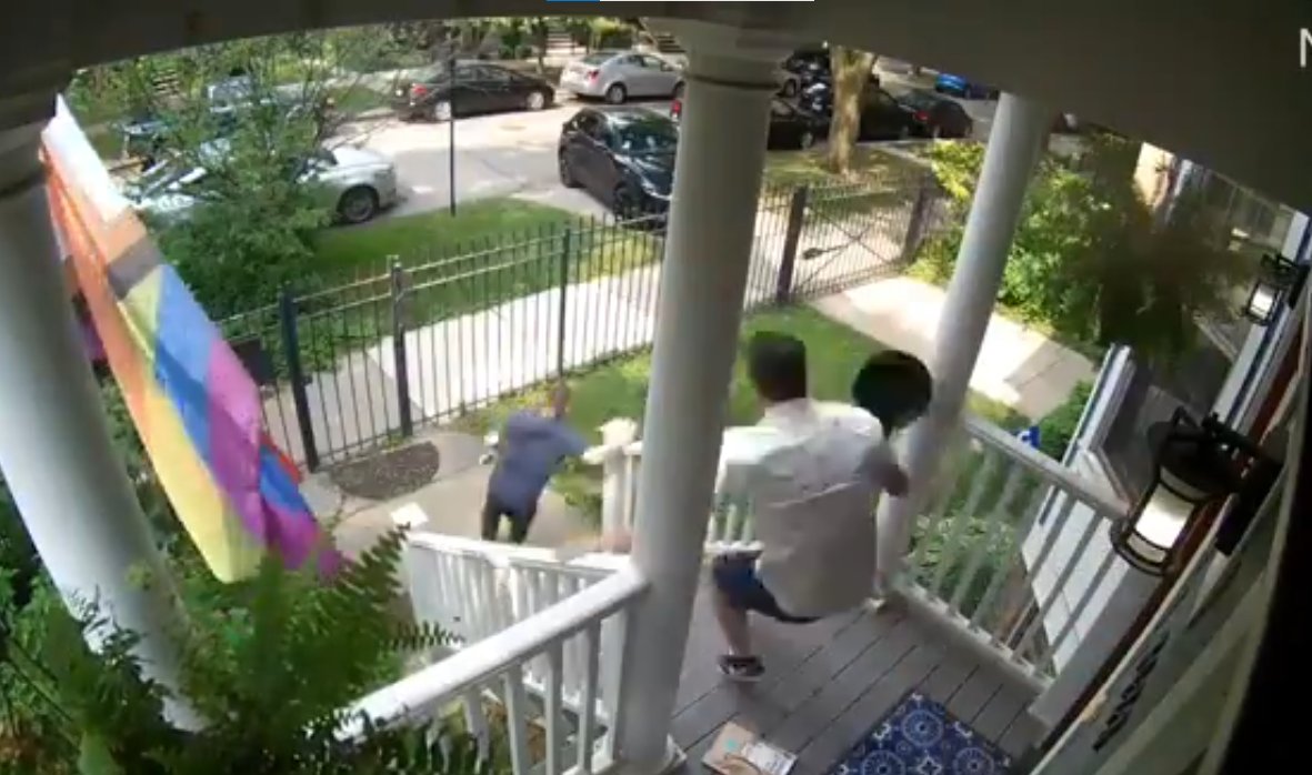 EN VIDEO: Con sartén en mano, un hombre se defendió de un ladrón El ladrón intentó escapar, pero el dueño de la vivienda lo persiguió por el patio y lo retuvo hasta que llegó la Policía y se lo llevó detenido.
