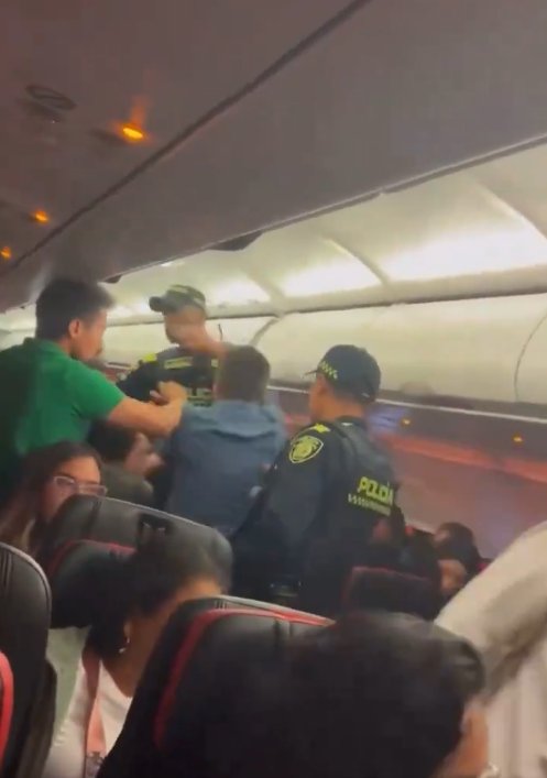 EN VIDEO: Pasajeros golpearon a dos policías antes de que despegara un avión en El Dorado Los hechos fueron grabados por varios pasajeros y los videos fueron divulgados en redes sociales. En estos se ve cómo uno de los hombres involucrados golpea a un policía.