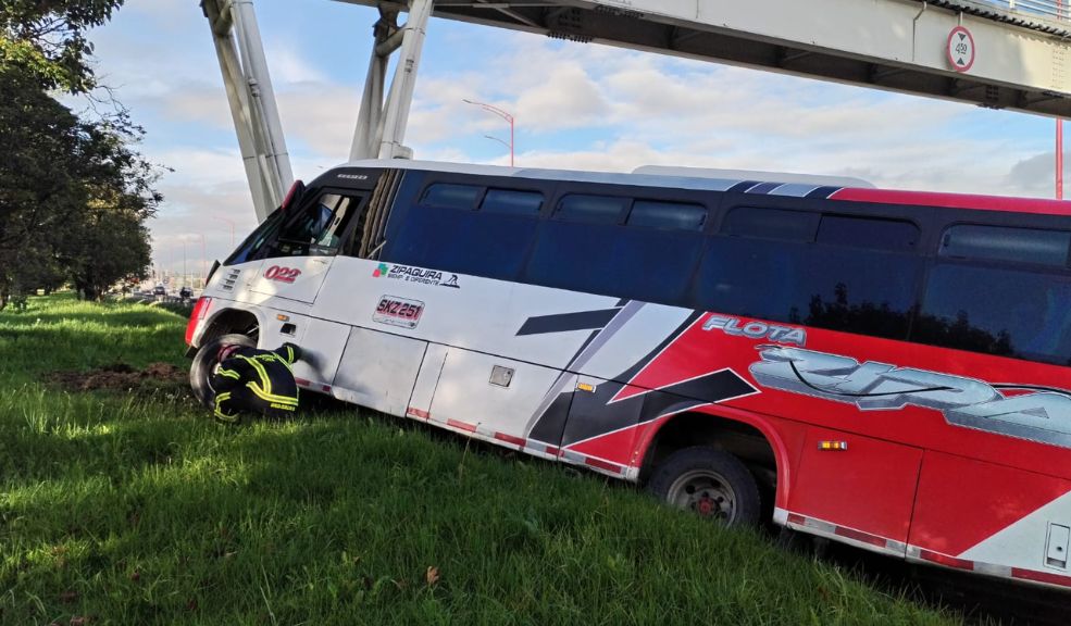 Fuerte accidente de un bus sobre la autopista norte A la altura del puente peatonal de la variante de Chía, en el sector de La Caro, al parecer el conductor de un bus intermunicipal perdió el control del bus.