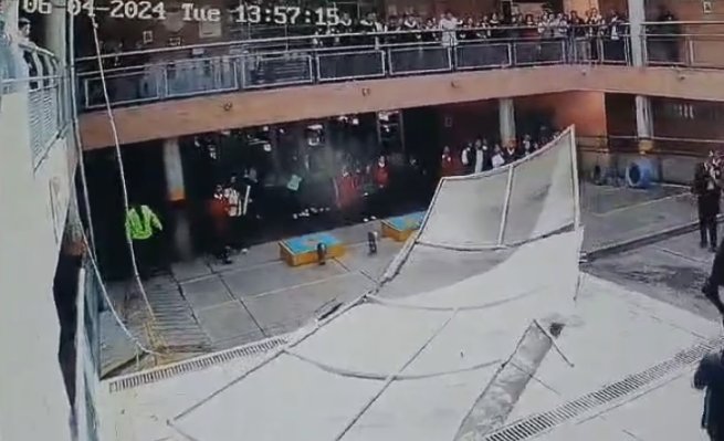 Impactante momento en el que se desploma techo de un colegio En un video quedó registrado el momento en el que el techo impacta a un menor.