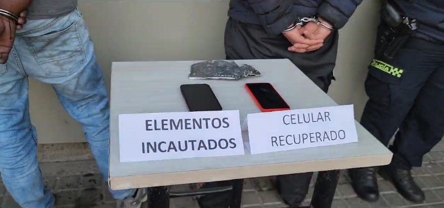Incineraron la moto de dos delincuentes: le habían rapado el celular a un ciudadano Policía capturó en flagrancia a dos delincuentes que hurtaron un celular en el norte de Bogotá. La ciudadanía en un acto de rechazo, incendió la moto en la que pretendían escapar los sujetos.